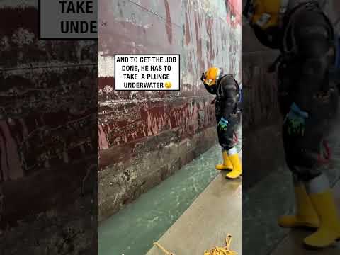 This guy is an underwater welder! 😮👨‍🏭 - 🎥 weldiver