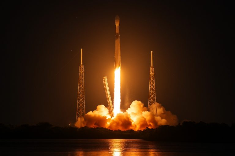 SpaceX süütab öö: SiriusXM SXM-10 raketi start valgustab Florida taevaid